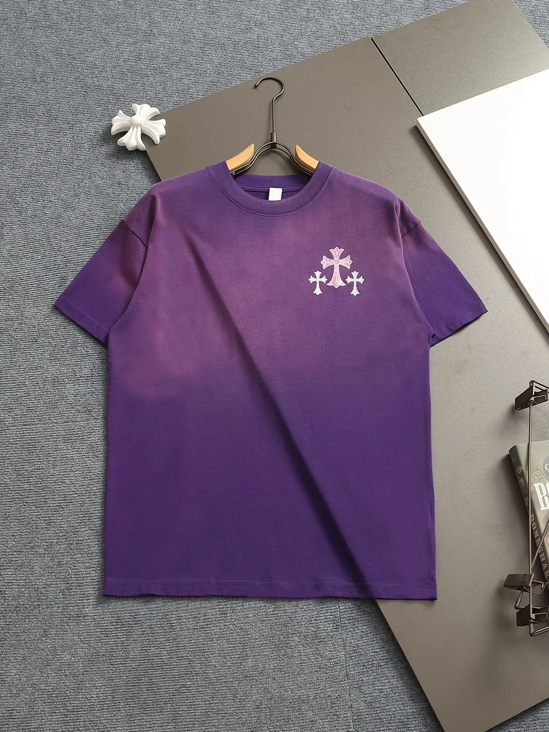 🅿️220 Chrome hearts ch Chrome hearts cross pink hot diamond short-sleeved t-shirt. Advanced tie-dye technology. Large version. Loose and stylish. Low version, slim and long version with upper body and raised hips. 100% commitment: top quality, not fast food. The highest version on the market. Top quality, 320 grams. 26 custom-dyed double yarn cotton, same style for men and women, complete with three standards. Color: Six colors available, available to the public. Size: XS-L. Size chart: